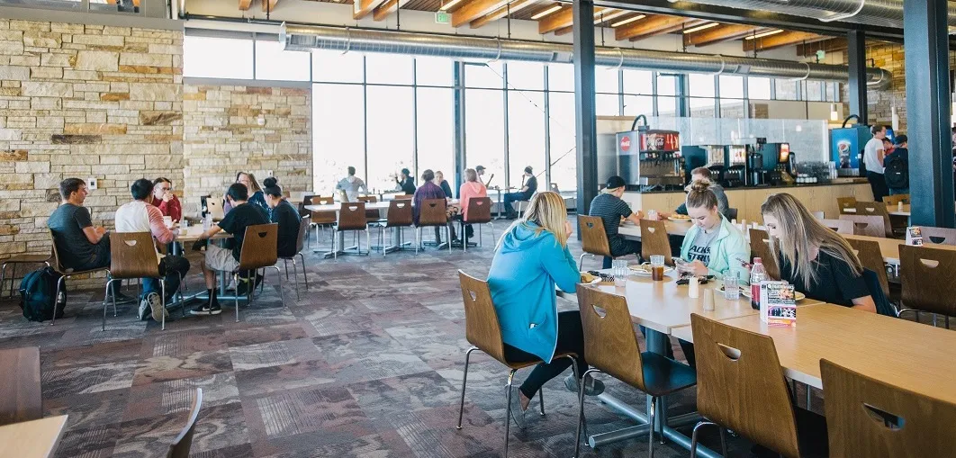 Students eating in roaring fork