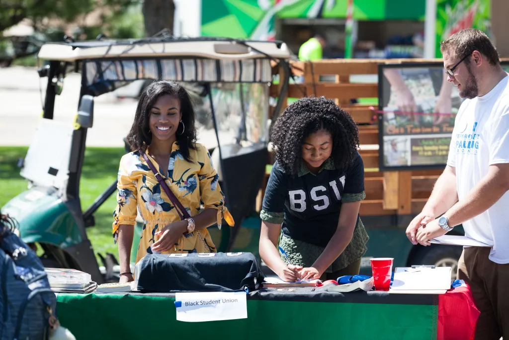 Students signing up for clubs at UCCS
