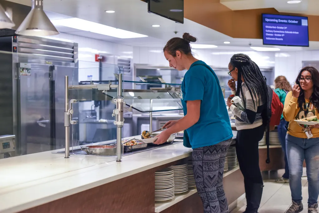 students grabbing food in the dining hall